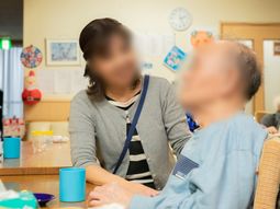 談笑するスタッフと利用者