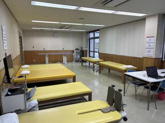 機能訓練室のベッド  