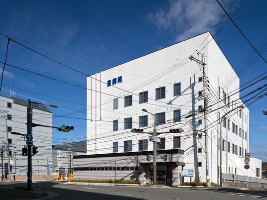 白い建物の外観  