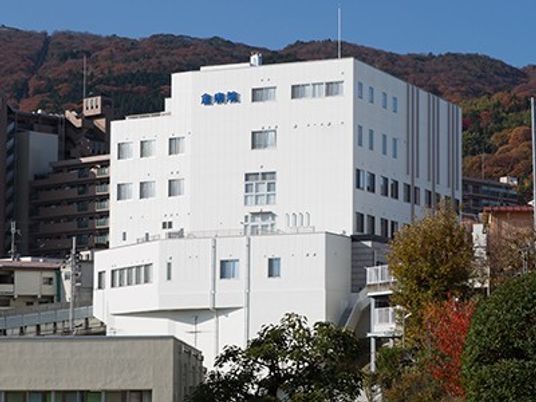 白い建物の外観  