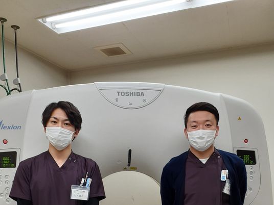 検査機器前のスタッフ  