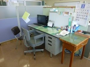 事務作業用の机と椅子のある部屋  