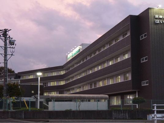 夕暮れの施設外観  