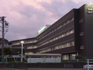 夕景の建物外観  