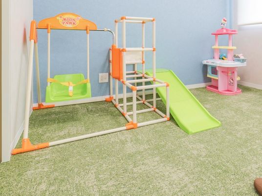 子ども用遊具のある室内  