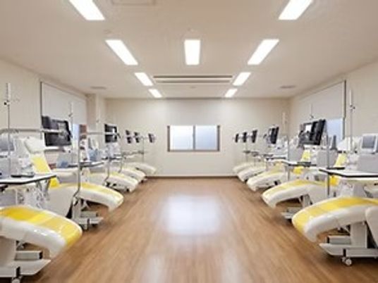 機能訓練室の器具並ぶ空間  