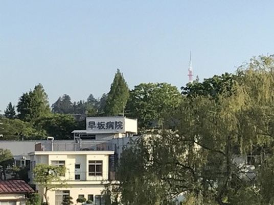 病院の建物と木々の外観  