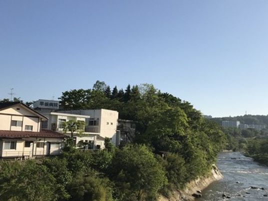 川沿いの施設外観  