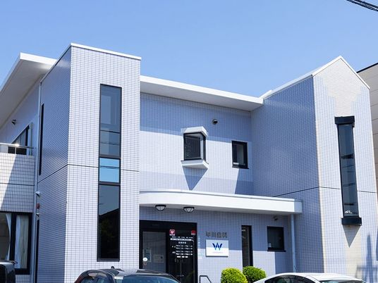 白い外観の建物  