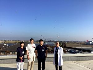 屋上に立つ職員たち  