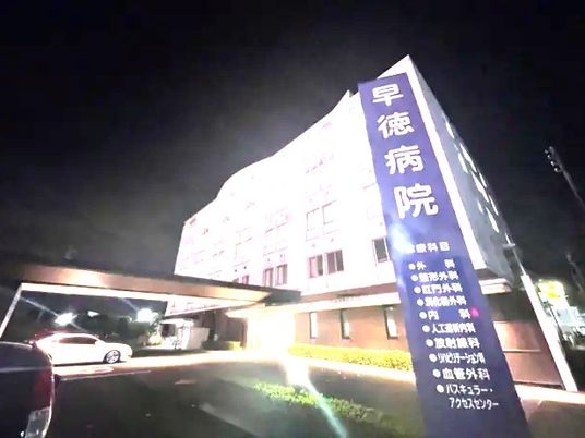 夜の病院外観  