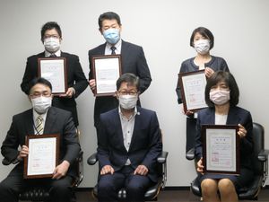 証書を持つ職員集合  