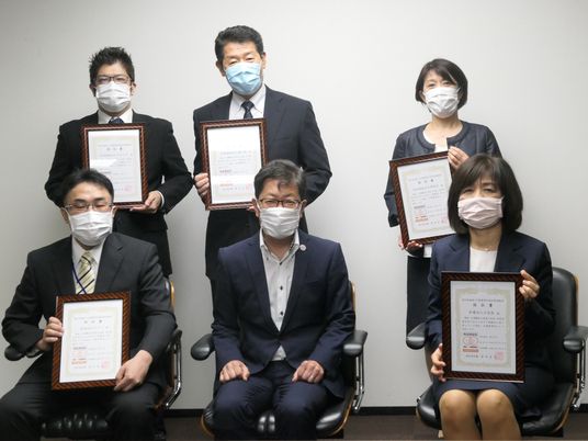 証書を持つ職員集合  