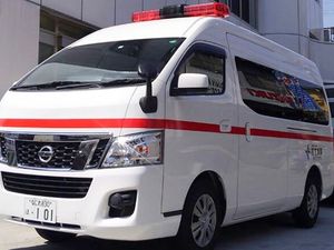 救急車が停まる外観  