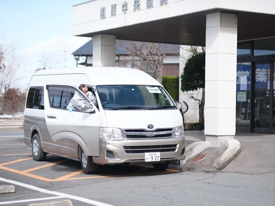 送迎車のある玄関外観  