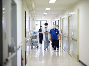 スタッフが歩く廊下  