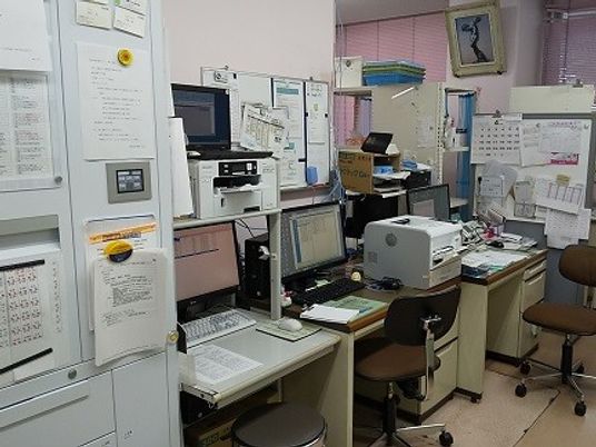 書類が並ぶ事務作業スペース  