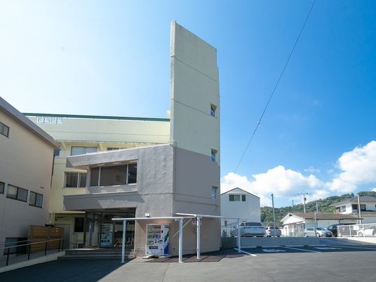 建物正面の外観  