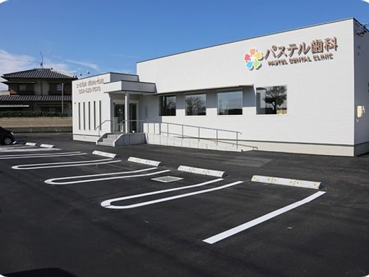 白い外観の施設  