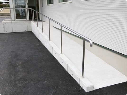 手すり付きの入口通路  