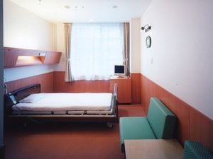 明るい居室のベッド配置  