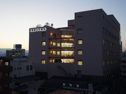 夕暮れの施設外観  