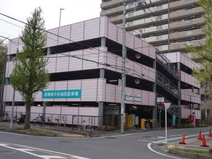 病院横の立体駐車場外観  