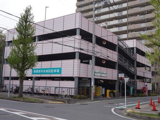 病院横の立体駐車場外観  