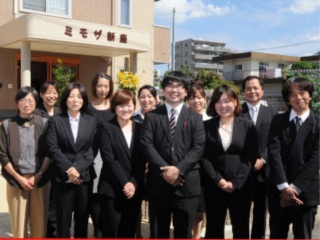 明るい表情のスタッフ集合 スタッフイメージ チームワークを大切にする当施設で、一緒に働く仲間を募集しています。