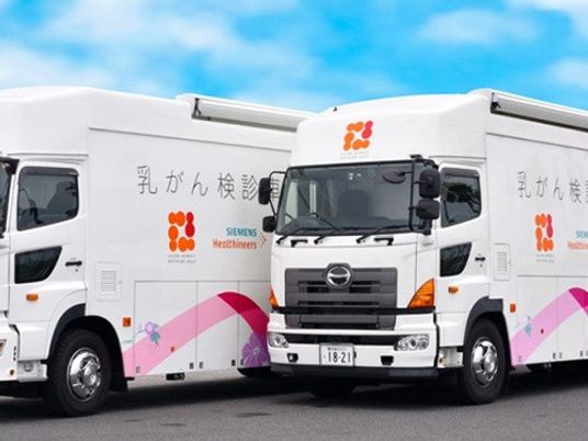 検診車が並ぶ外観  