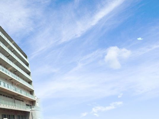 建物外観と青空  