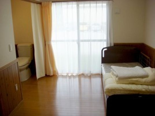 明るい居室の窓辺  