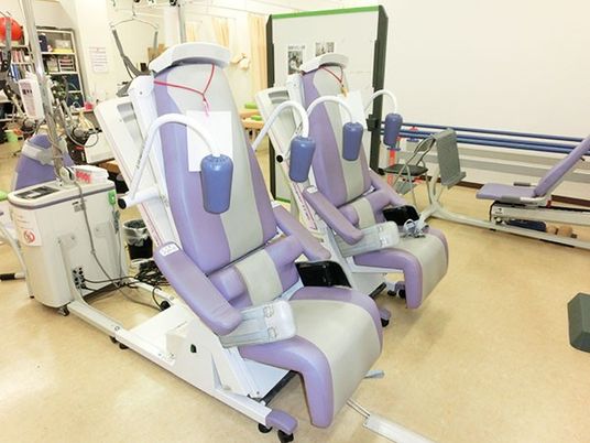 訓練用機器のある室内  