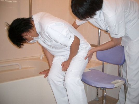 浴室で介助するスタッフ  