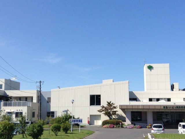 明るい外観の施設建物  