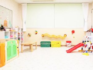 明るい遊び場の多目的室  