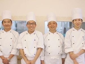 調理スタッフの集合と厨房  