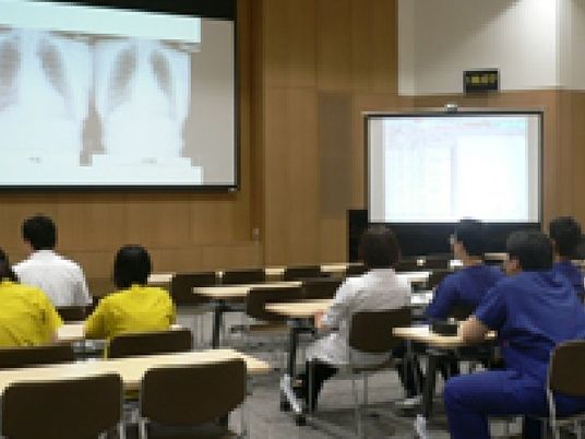 機能訓練室で説明を聞く様子  