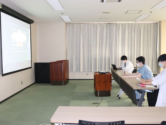 研修室で学ぶ様子  