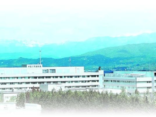 施設の外観と山並み  