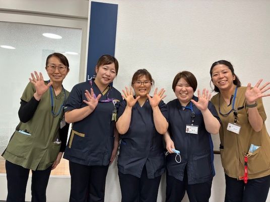 笑顔で手を振るスタッフ  