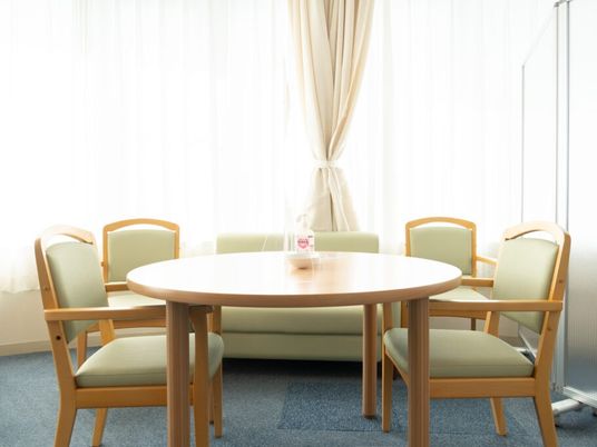 明るい4人用の談話室  