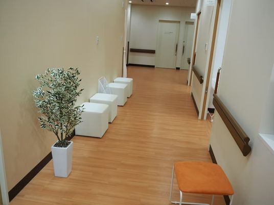 明るい廊下の休憩椅子  