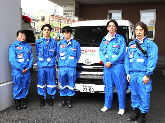 DMAT隊員が車両前に並ぶ様子  