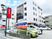 建物外観と駐車場  
