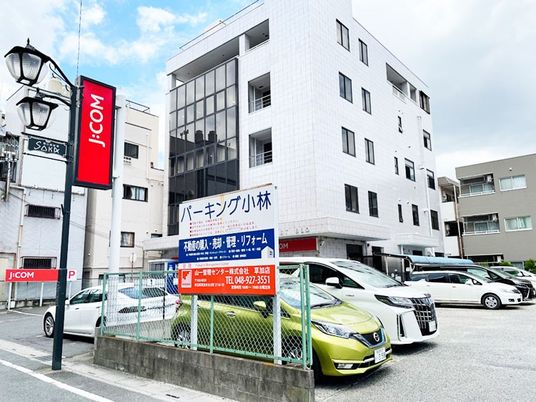 建物外観と駐車場  