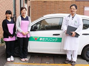 送迎車の前のスタッフ  