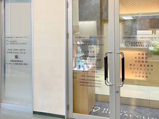 明るい受付の出入口  