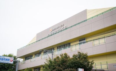 落ち着いた外観の建物  