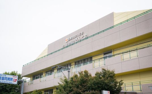 落ち着いた外観の建物  
